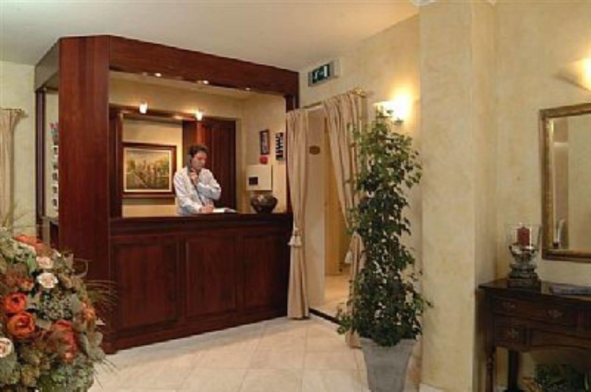 Hotel I